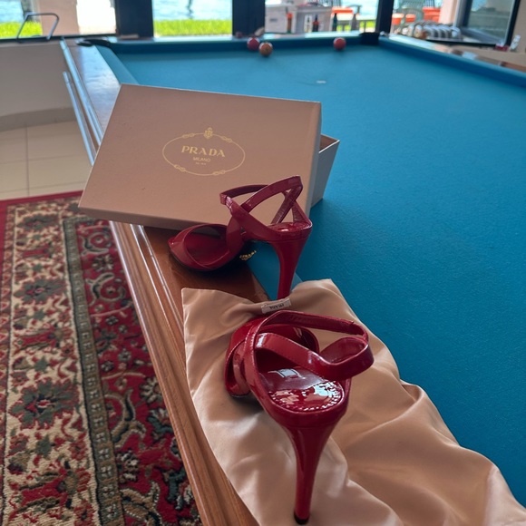 Prada - Picture 2 of 5